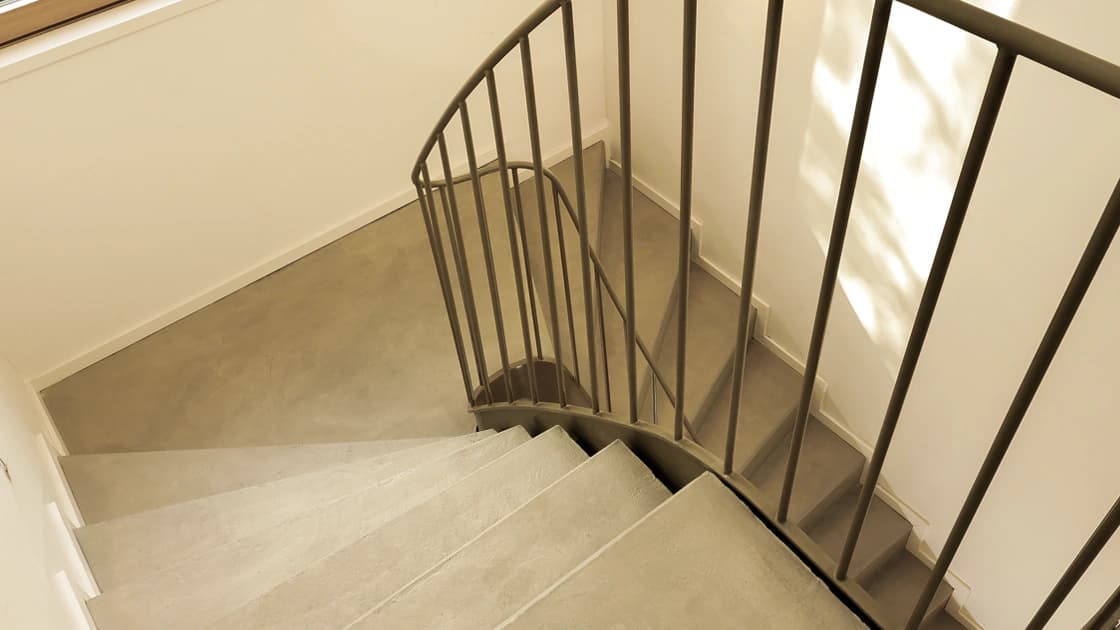 Sichtbetontreppe in Holzoptik – Draufsicht des Treppenhauses