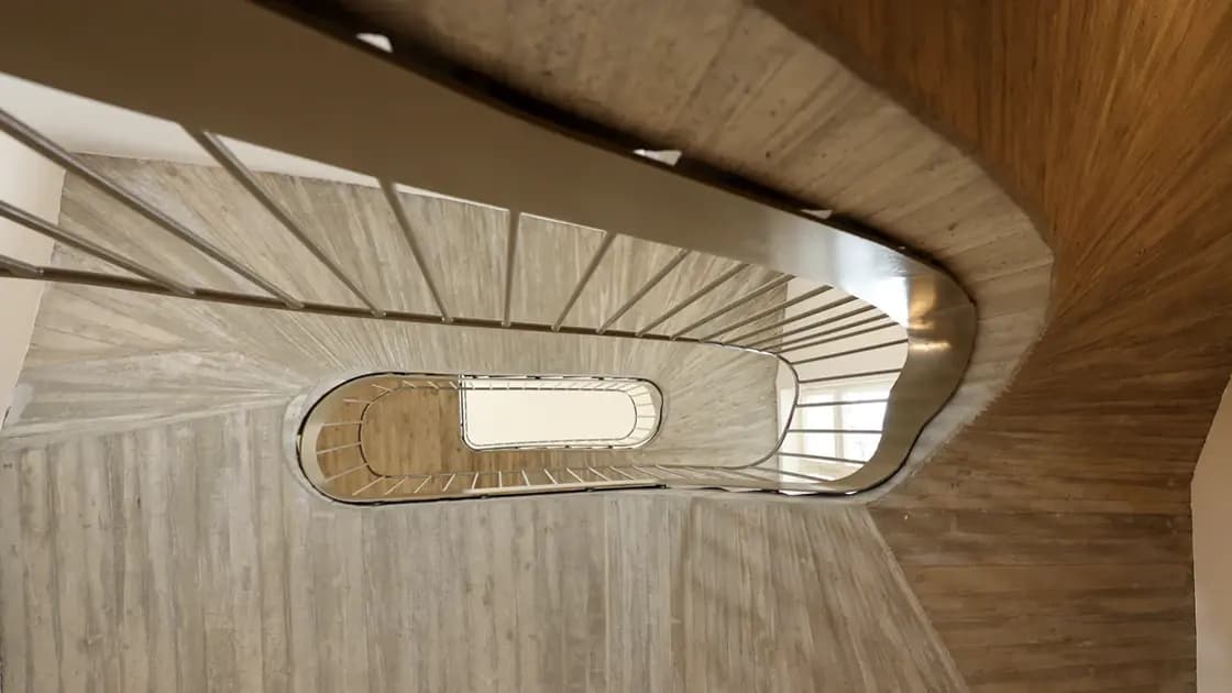 Treppenhaus in Sichtbeton – Perfektion in Holzoptik