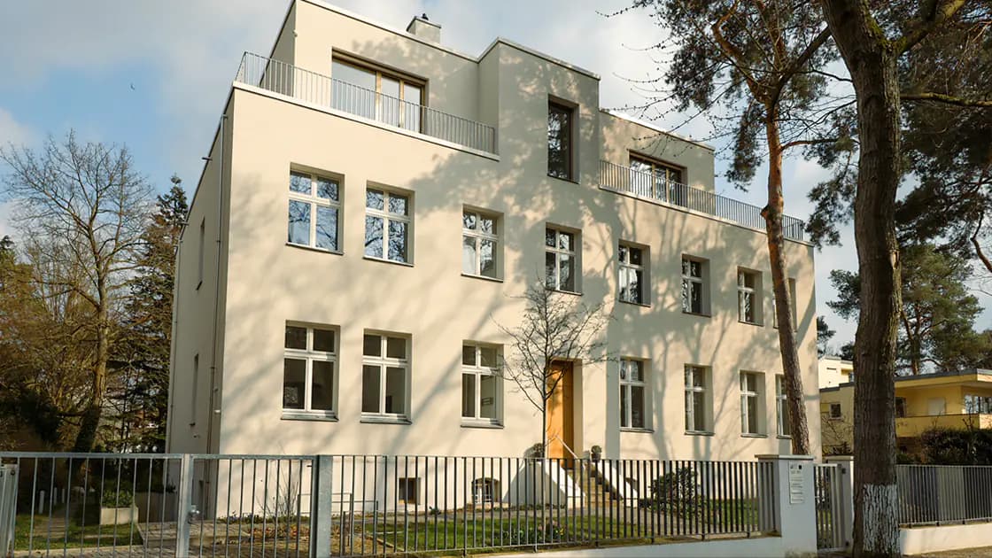Sichtbetontreppe in Holzoptik – Treppenhaus in Ortbeton