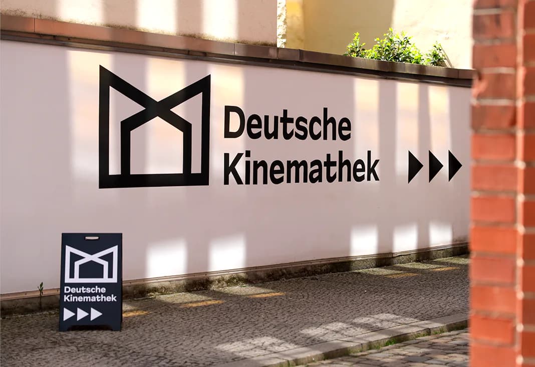 Fassadenbeschriftung Deutsche Kinamathek.