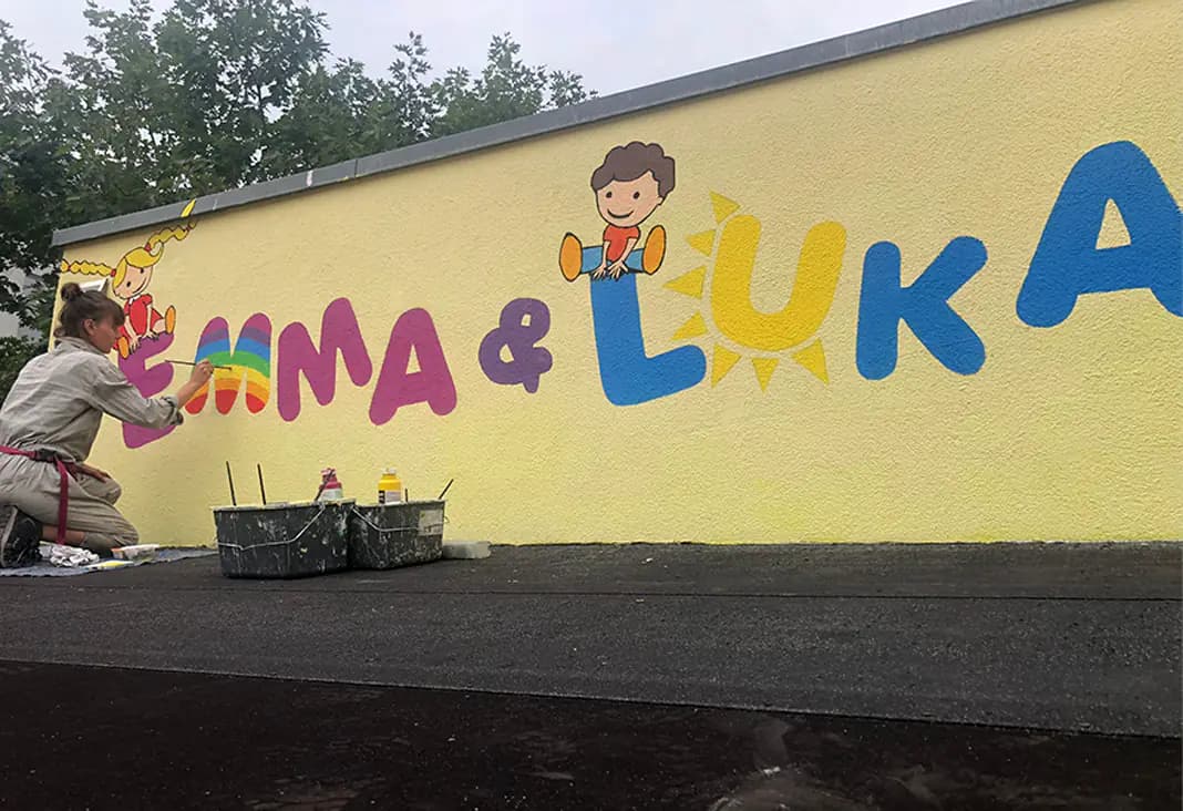 Fassadenbeschriftung Emma & Luka.