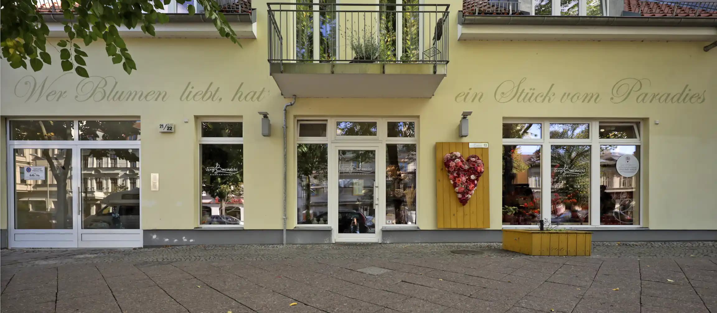 Fertige Schriftmalerei auf einer Fassade, gut lesbare handgemalte Buchstaben für Außenwerbung