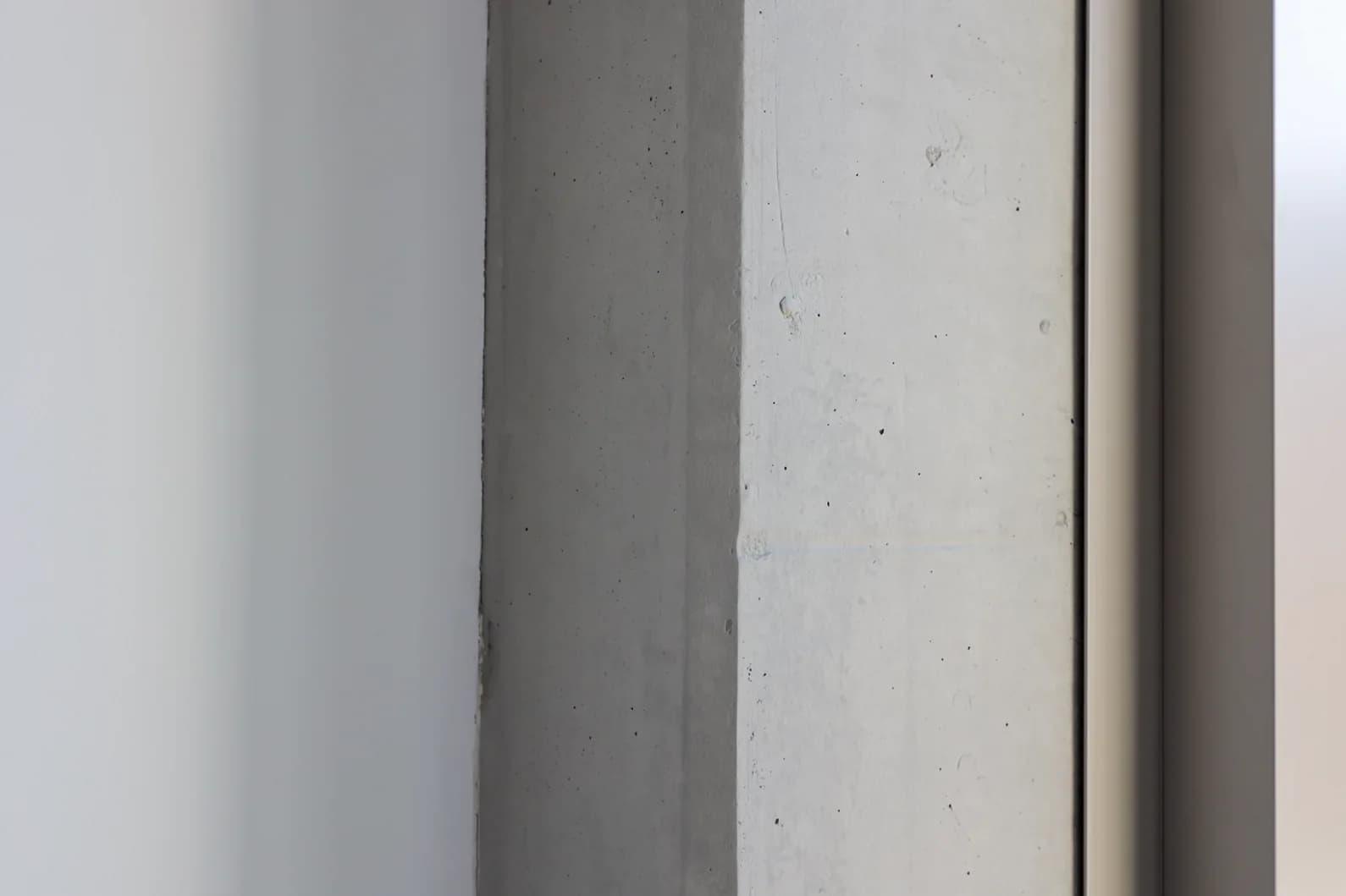 Techniken am Sichtbeton – Reinigung, Retusche und Schutz von Betonoberflächen.