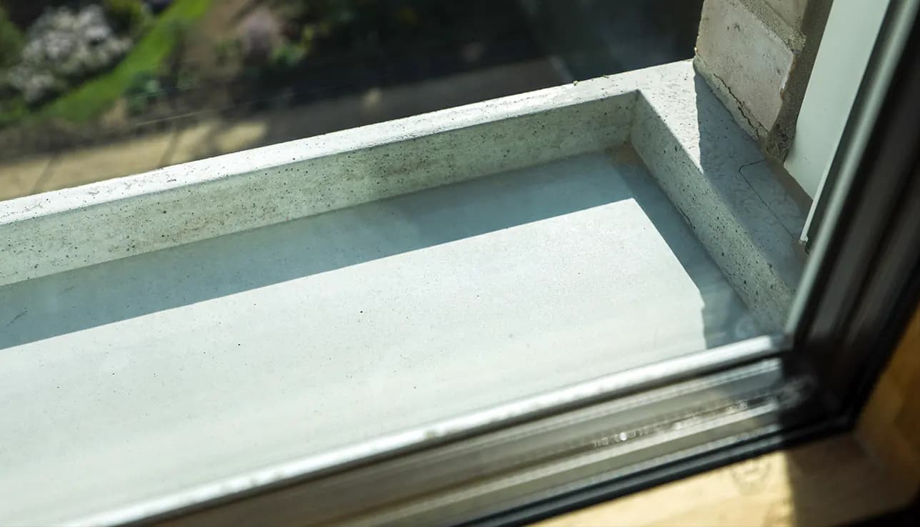 Anmodelierung an Fensterbänke