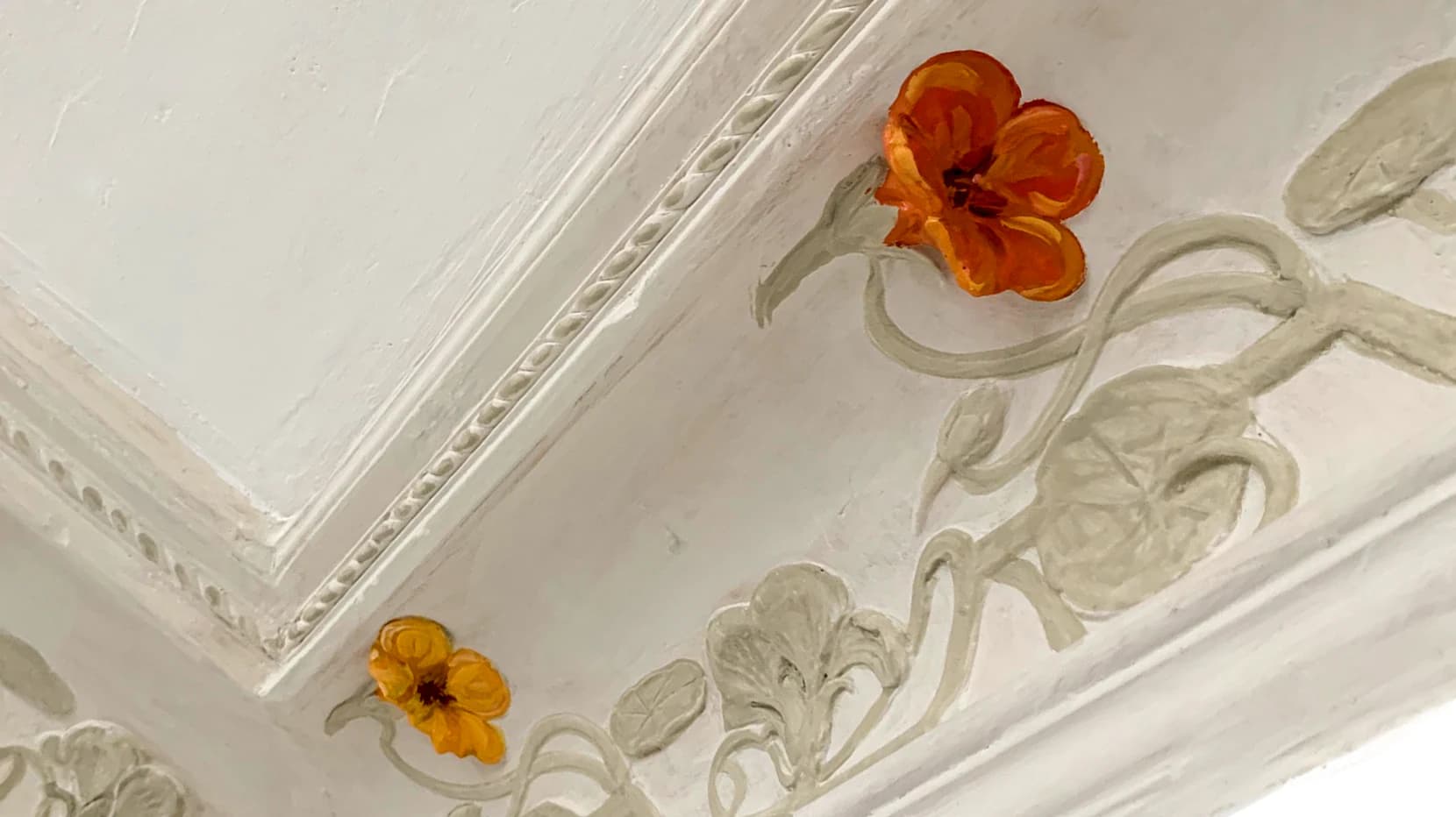 Stuckmalerei in Berlin / Fertigstellung der floralen Ornamentik.