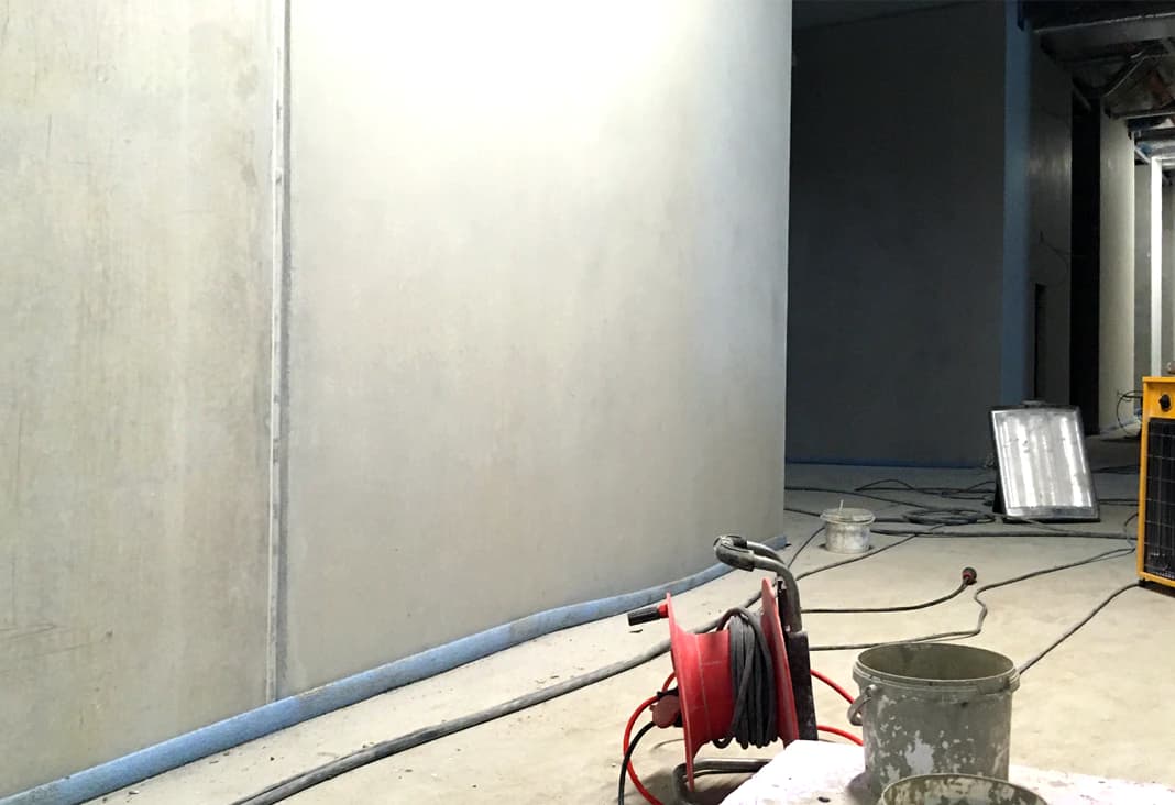 Vollflächige Lasur an Sichtbetonwand in Berlin