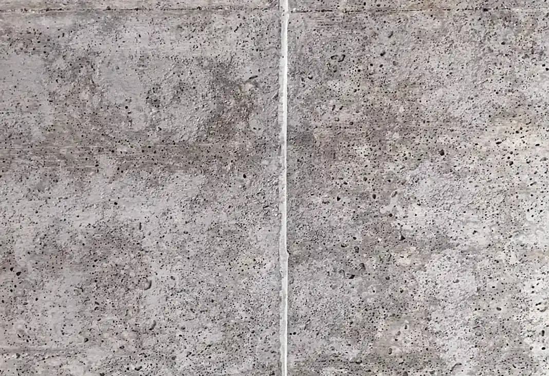 Geschlossene Deckenfuge an Sichtbeton in Berlin