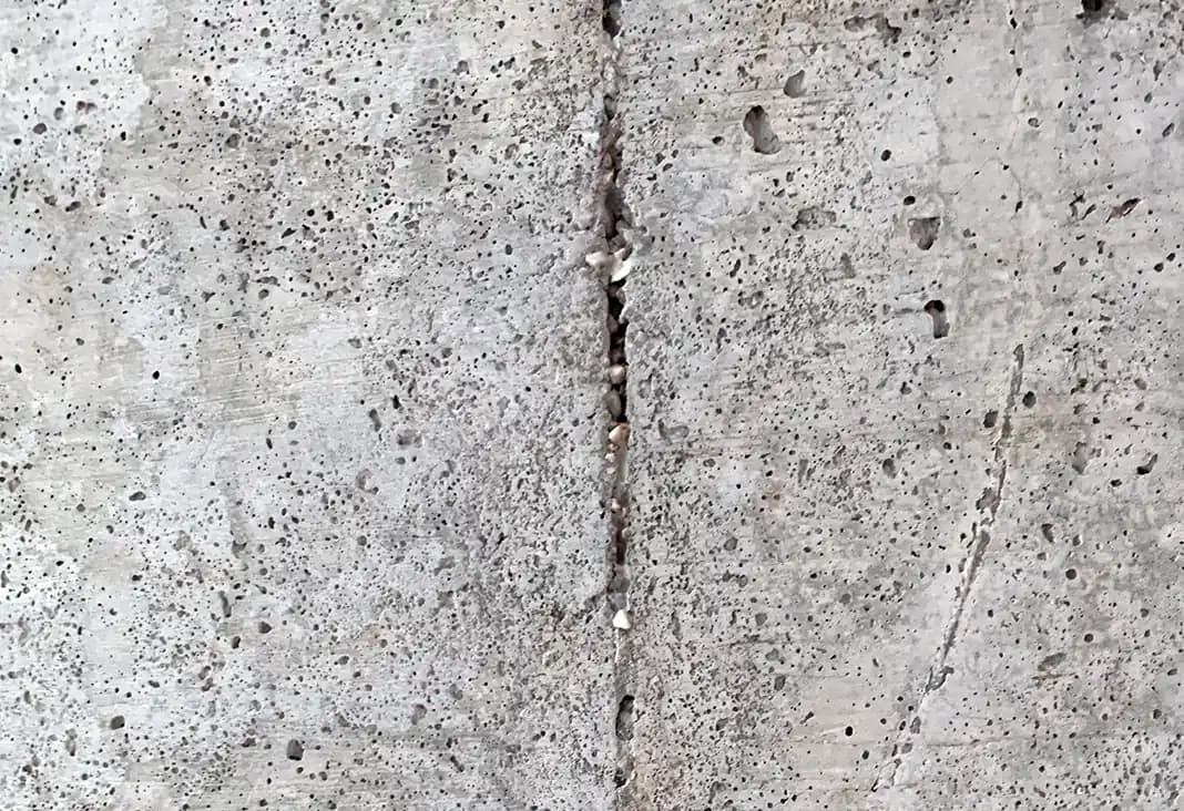 Offene Deckenfuge am Sichtbeton in Berlin