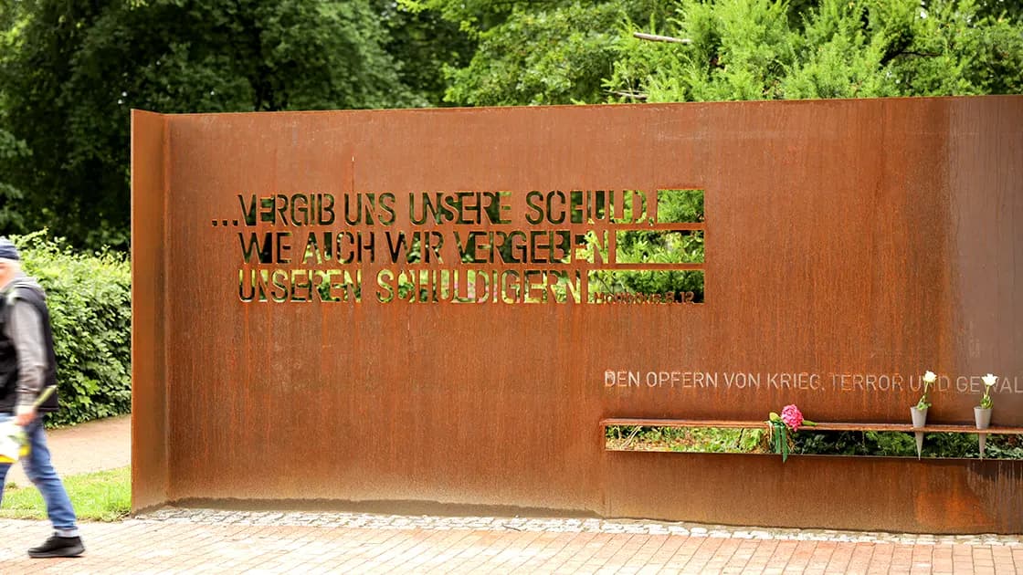 Realisierung des Schriftdesignes der linken Stahlwand