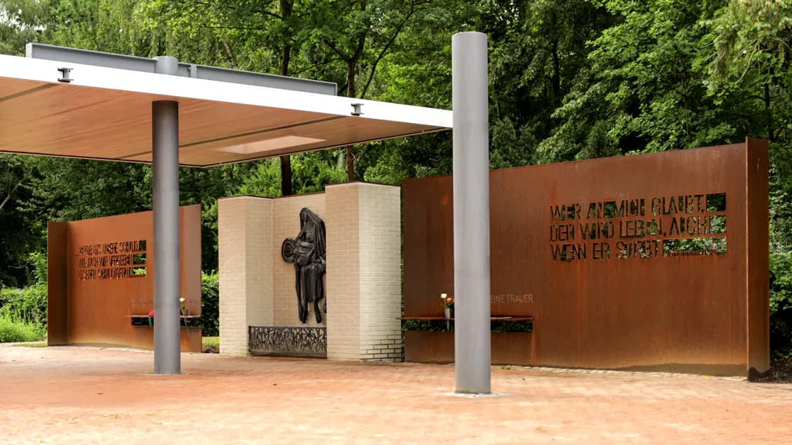 Sicht des Schriftdesignes auf beider Stahlwände