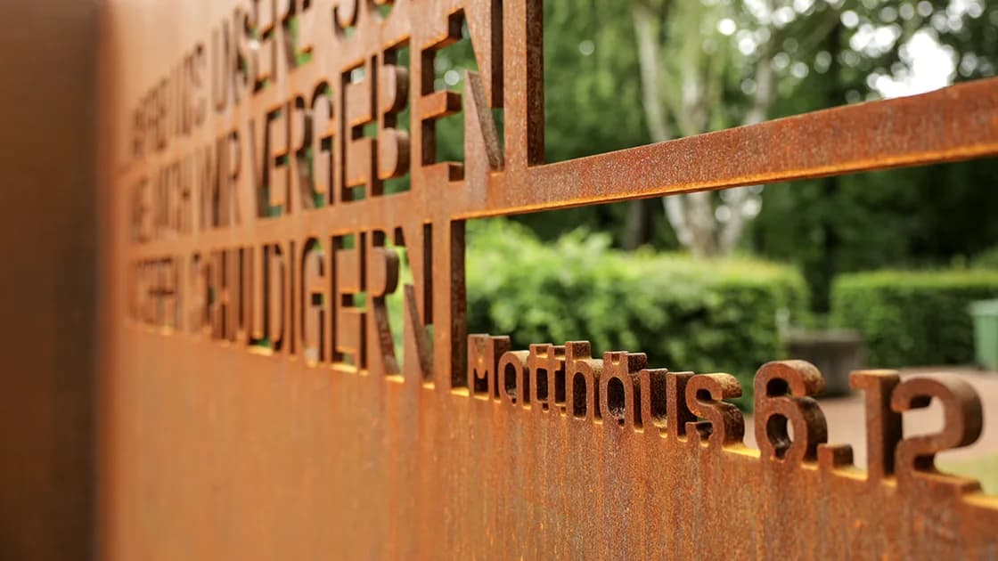 Imposante Schriftgestaltung in Stahl Berlin-Rudow