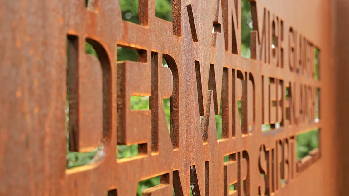 Moderne Stahlkunst in Berlin-Rudow: Schriftgestaltung in Stahl Berlin-Rudow
