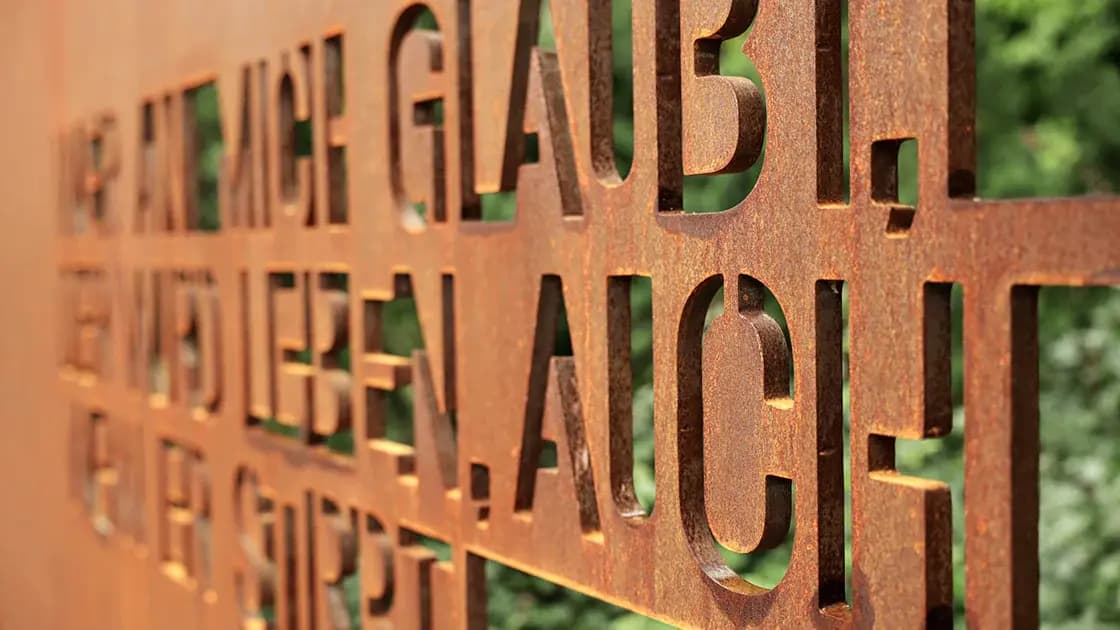 Imposante Schriftgestaltung in Stahl in Berlain-Rudow