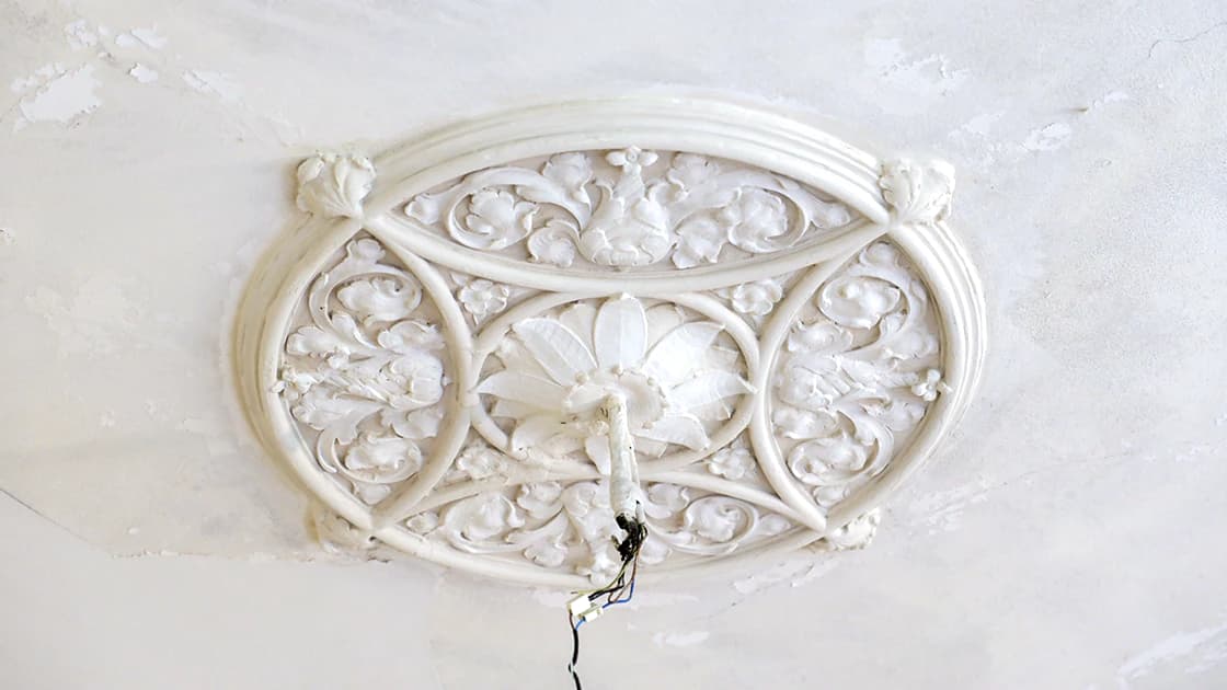 Stuckfreilegung - florale Rosette