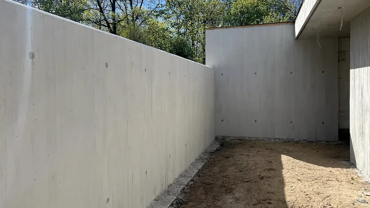 Homogene Holkzmaserung an Sichtbetonwand