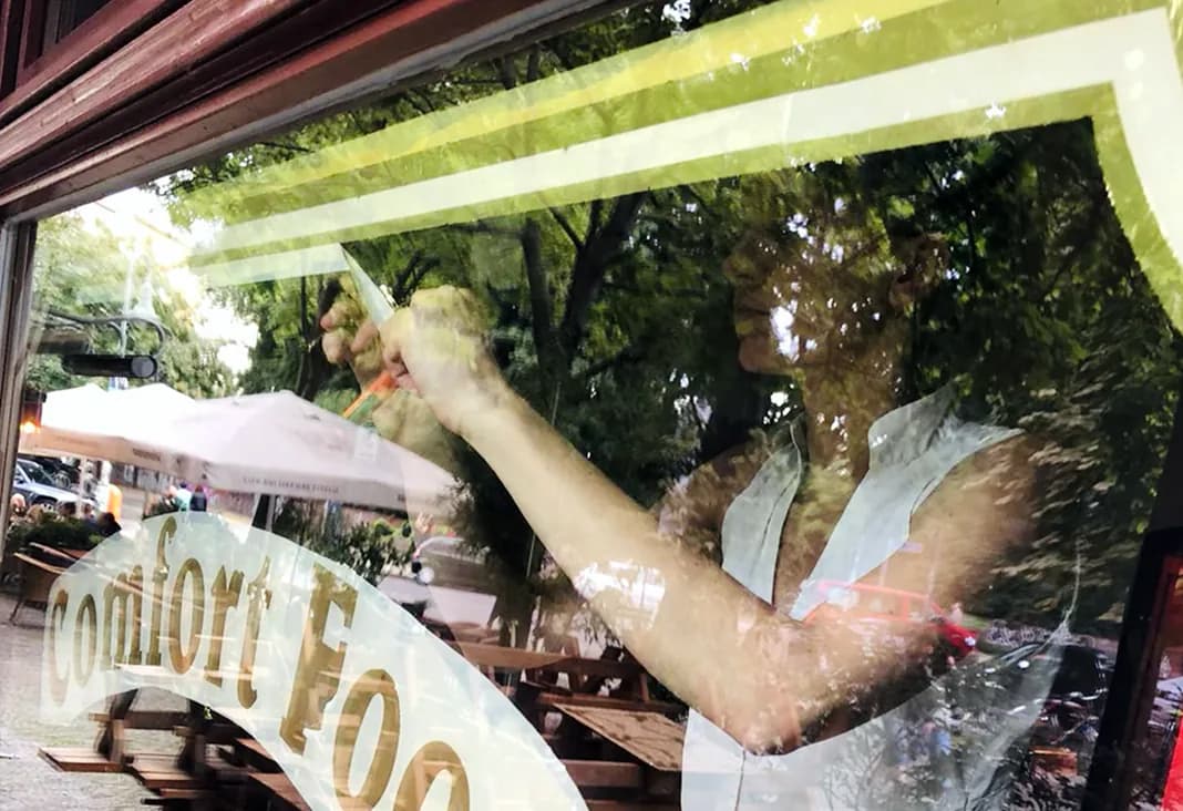 Detail der Hinterglasvergoldung im Zoom – Blattgold auf Glas.