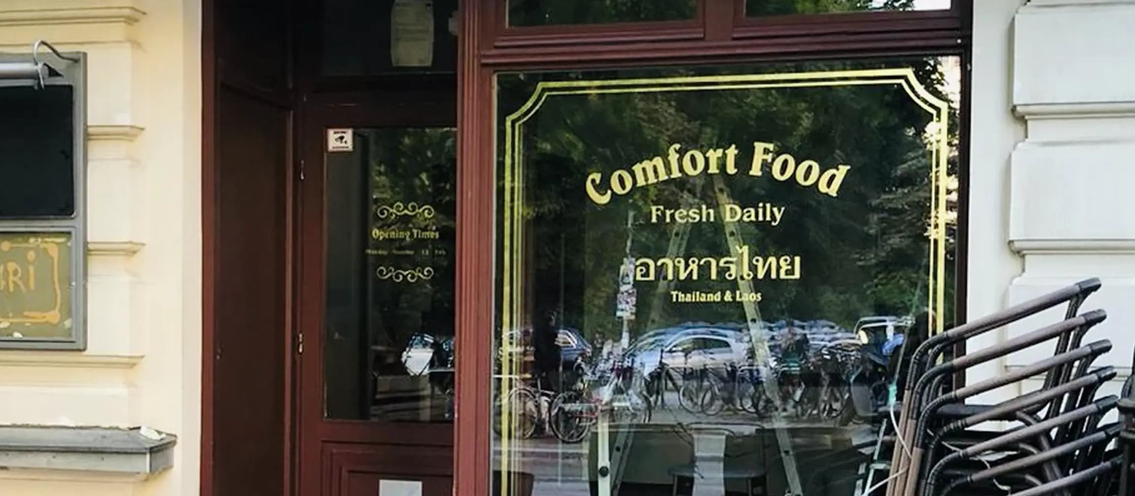 Hinterglasvergoldung an einem Schaufenster – Blattgold auf Glas.