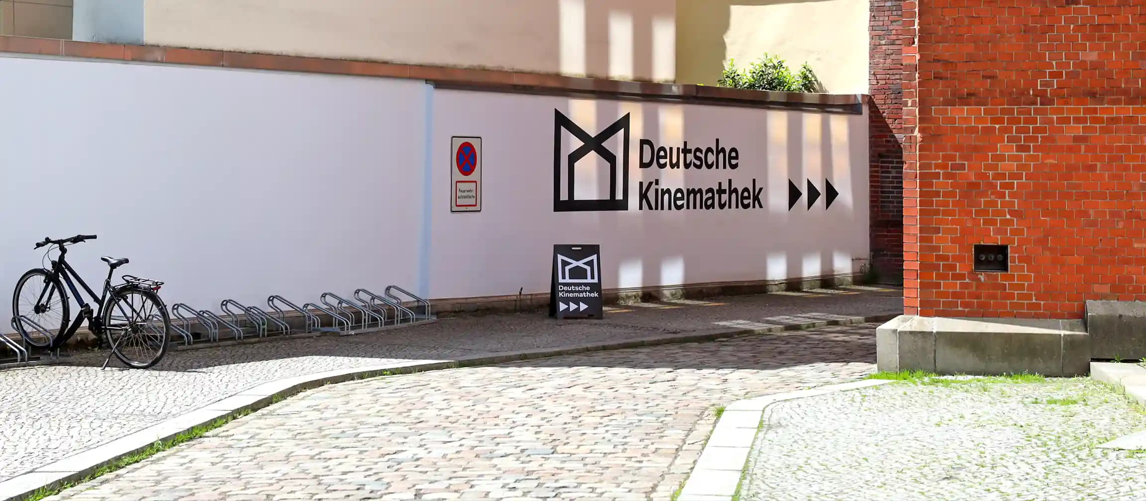 Florale Schriftgestaltung an der Aussenwand eines Blumenladens in Berlin