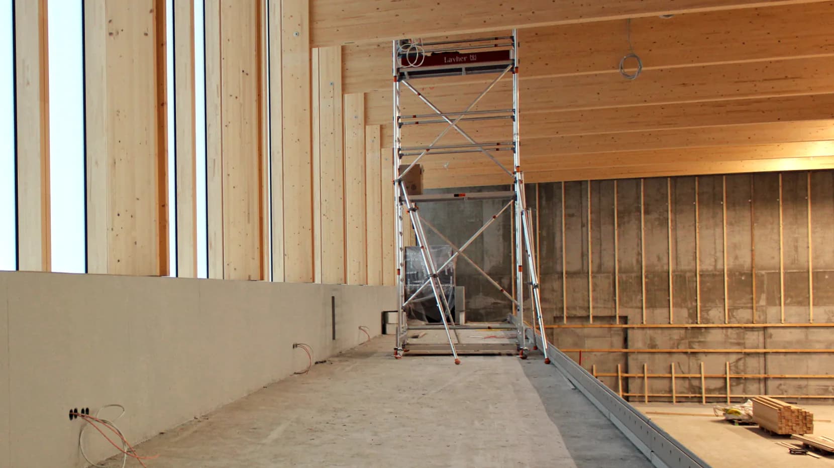 Sichtbetonarbeiten im Flurbereich der neuen Sporthalle in Berlin-Steglitz.