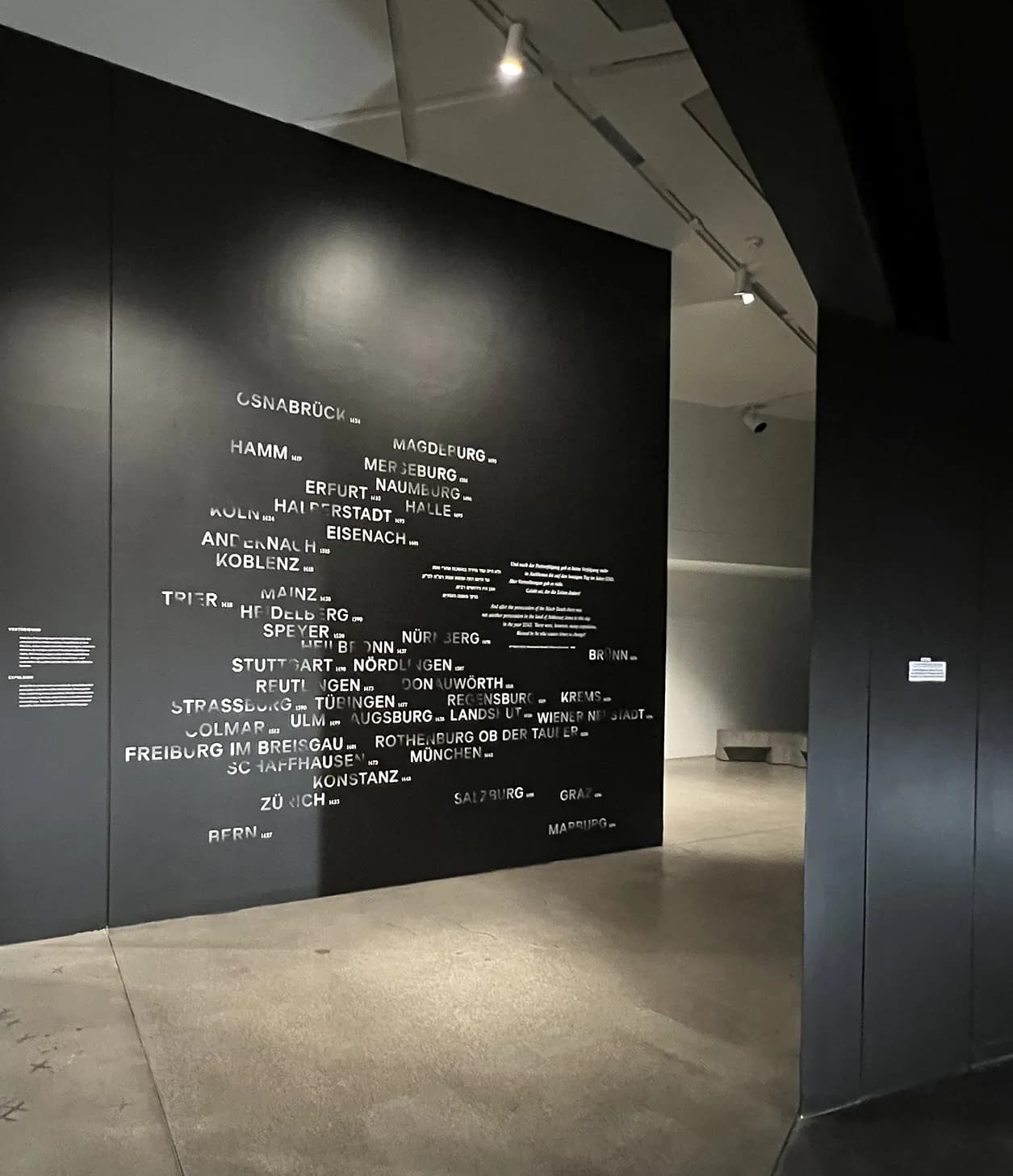 Schwarz-weiße Schriftgestaltung im Jüdischen Museum Berlin.