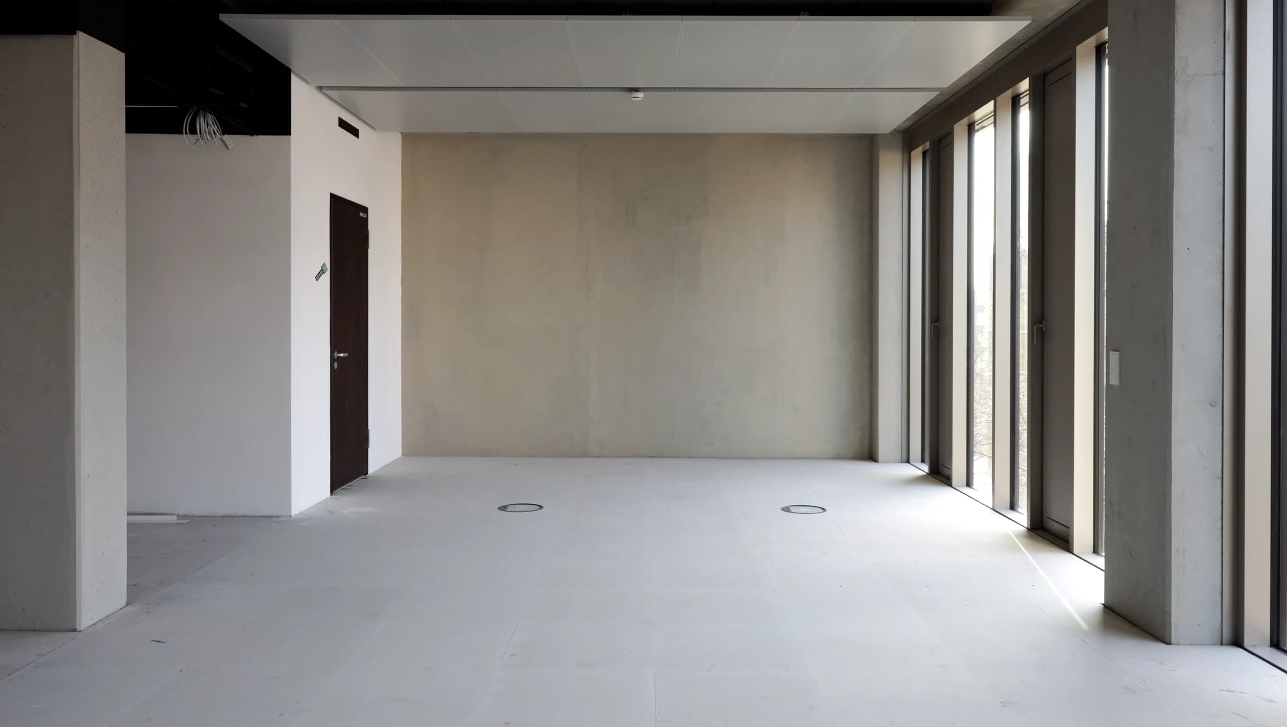 Sichtbeton Innenraum im Bürotrakt von Pandion The Grid in Berlin-Kreuzberg – modernes Design mit Sichtbetonkosmetik im Flur- und Treppenbereich.