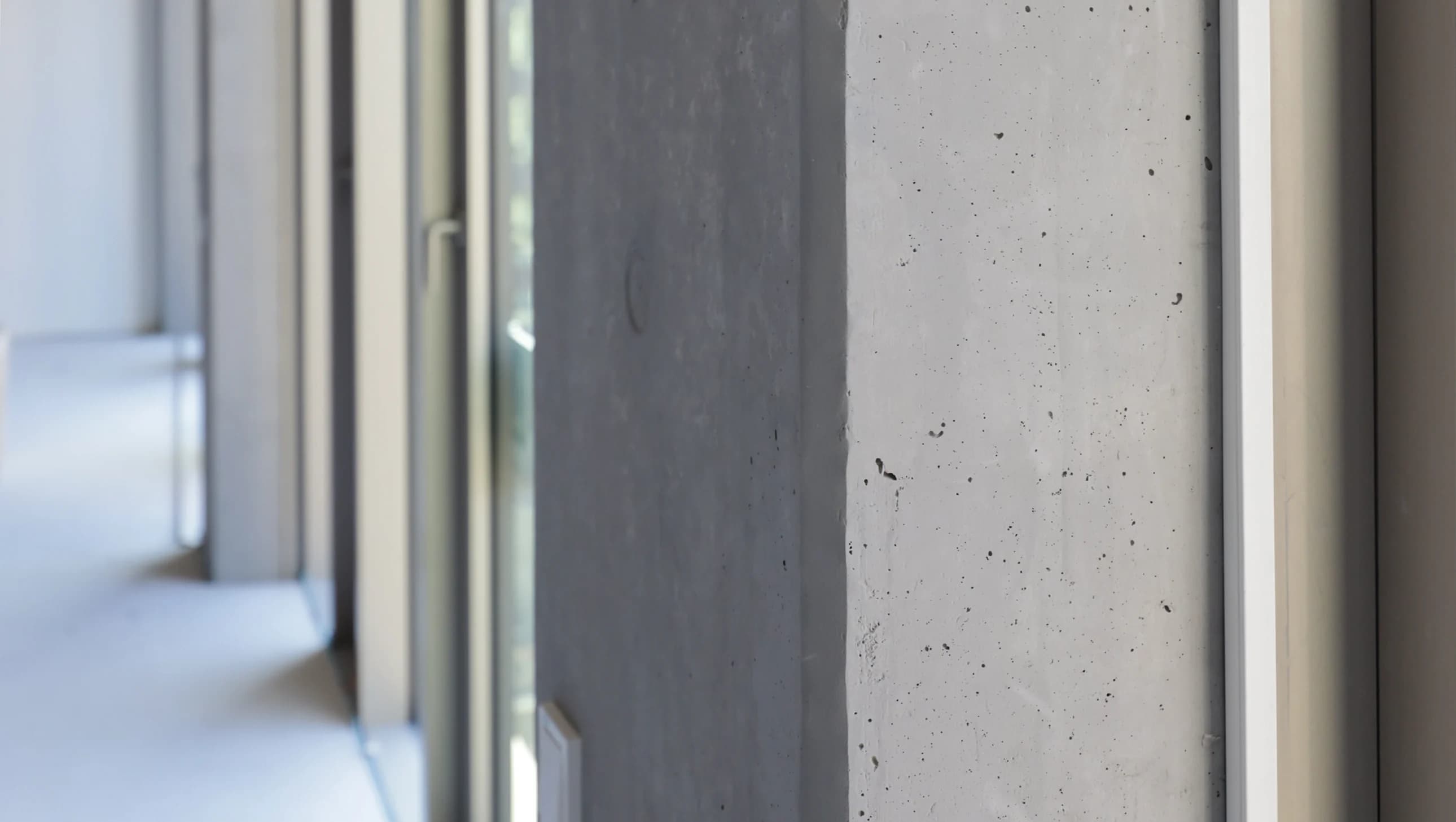 Sichtbeton Innenraum im Bürotrakt von Pandion The Grid, Berlin-Kreuzberg – Sichtbetonkosmetik im Flur- und Treppenbereich.
