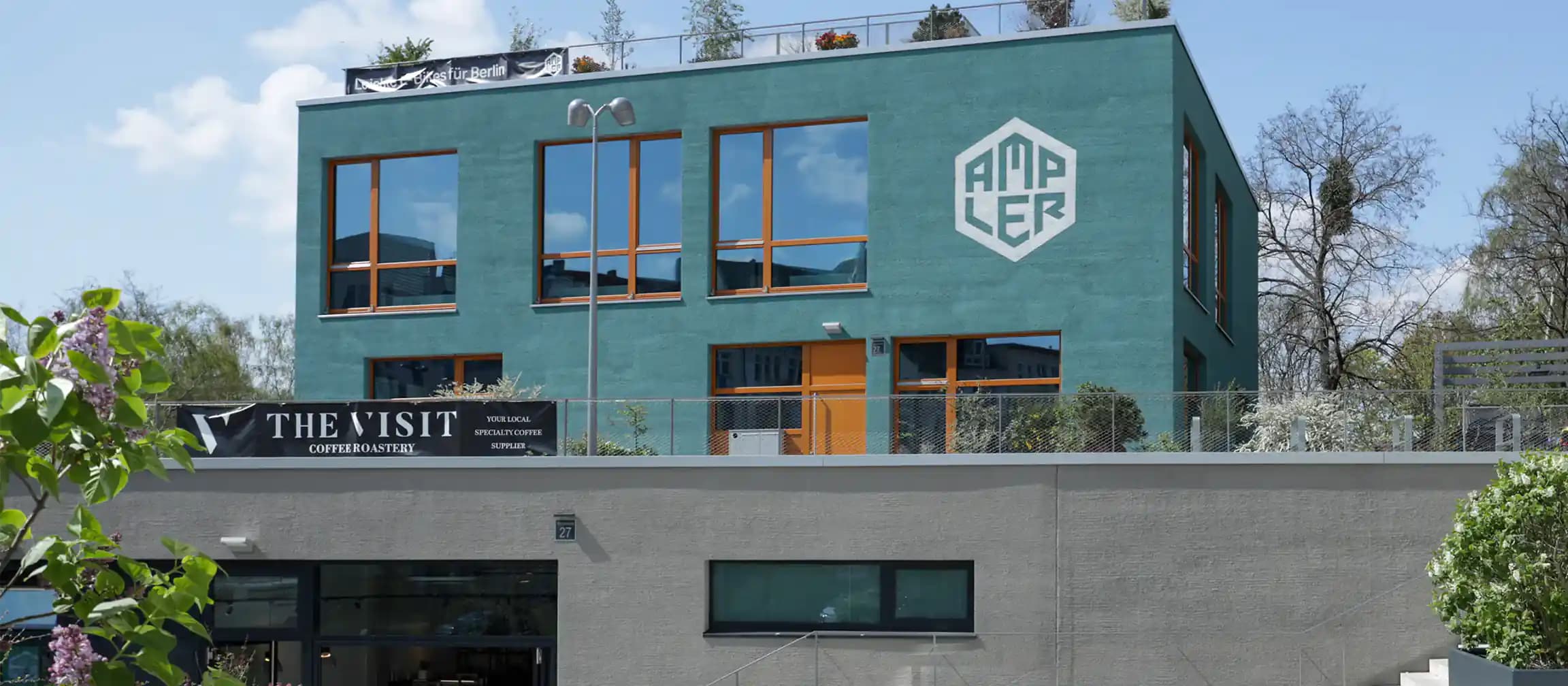 Großes Ampler Bikes Logo an der Fassade des Showrooms in Berlin-Schöneberg nahe Park am Gleisdreieck.