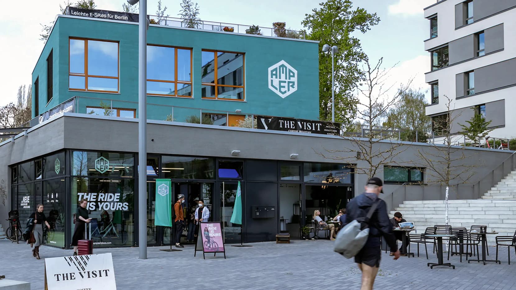 Individuelle Fassadenbeschriftung in Berlin-Schöneberg: Logohandwriting für das Geschäftsgebäude Ampler. Hochwertige Gestaltung für Markenauftritt und Sichtbarkeit.