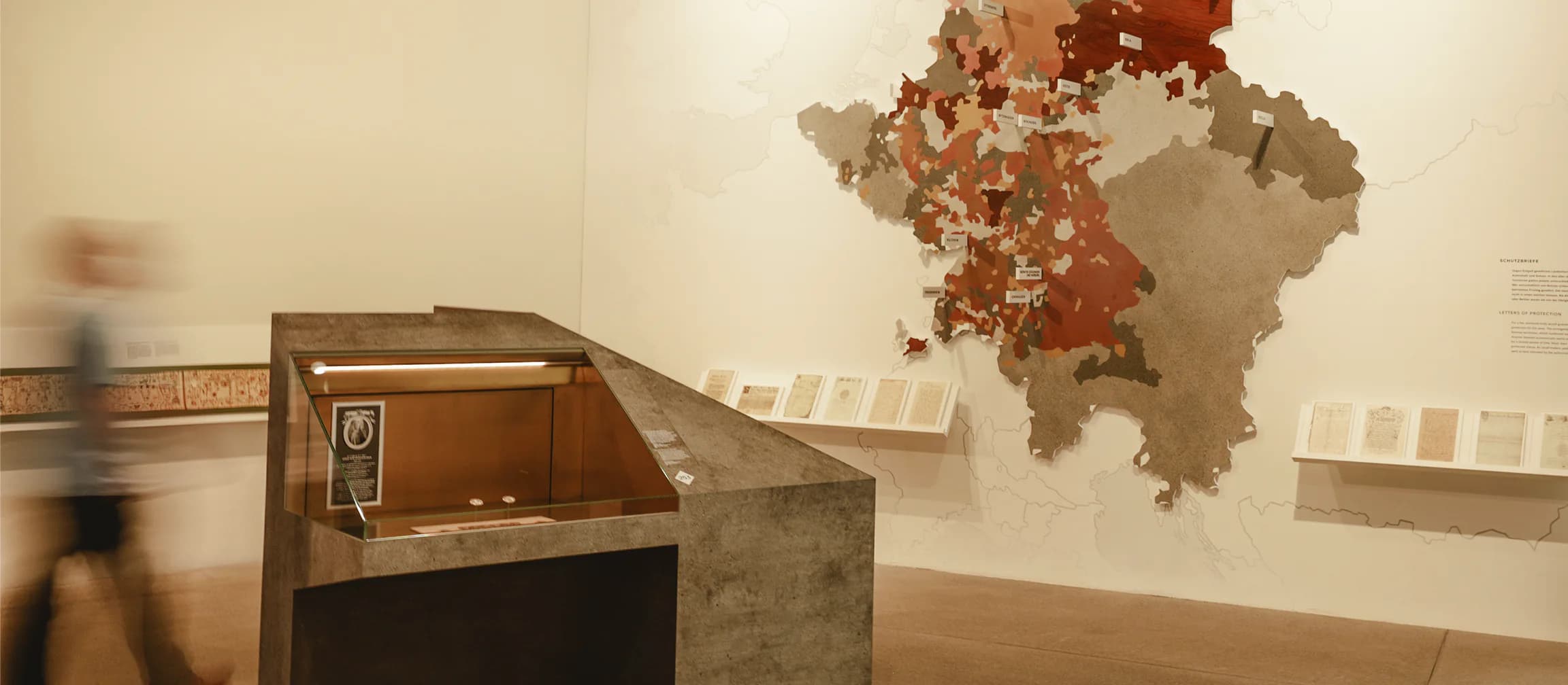 Erstellung einer Landkarte mit der Imitation von Holz, Stein und Kupfer für das jüdische Museum in Berlin.