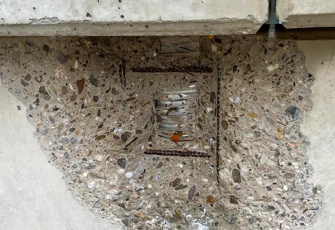 Sichtbetonfläche mit erkennbaren Mängeln vor der Bearbeitung.