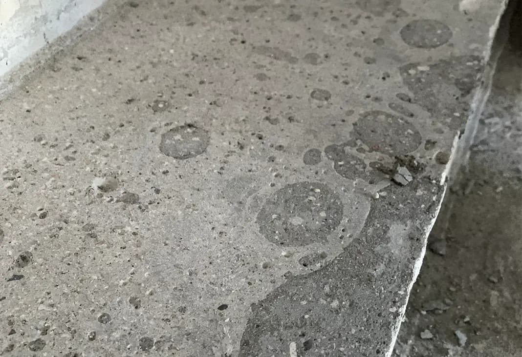Nahaufnahme stark beschädigter Sichtbetontreppen in Berlin