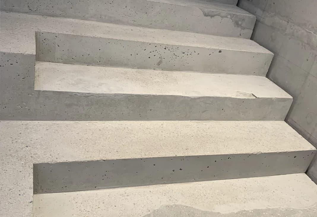 Stark beschädigte Sichtbetontreppen in Berlin